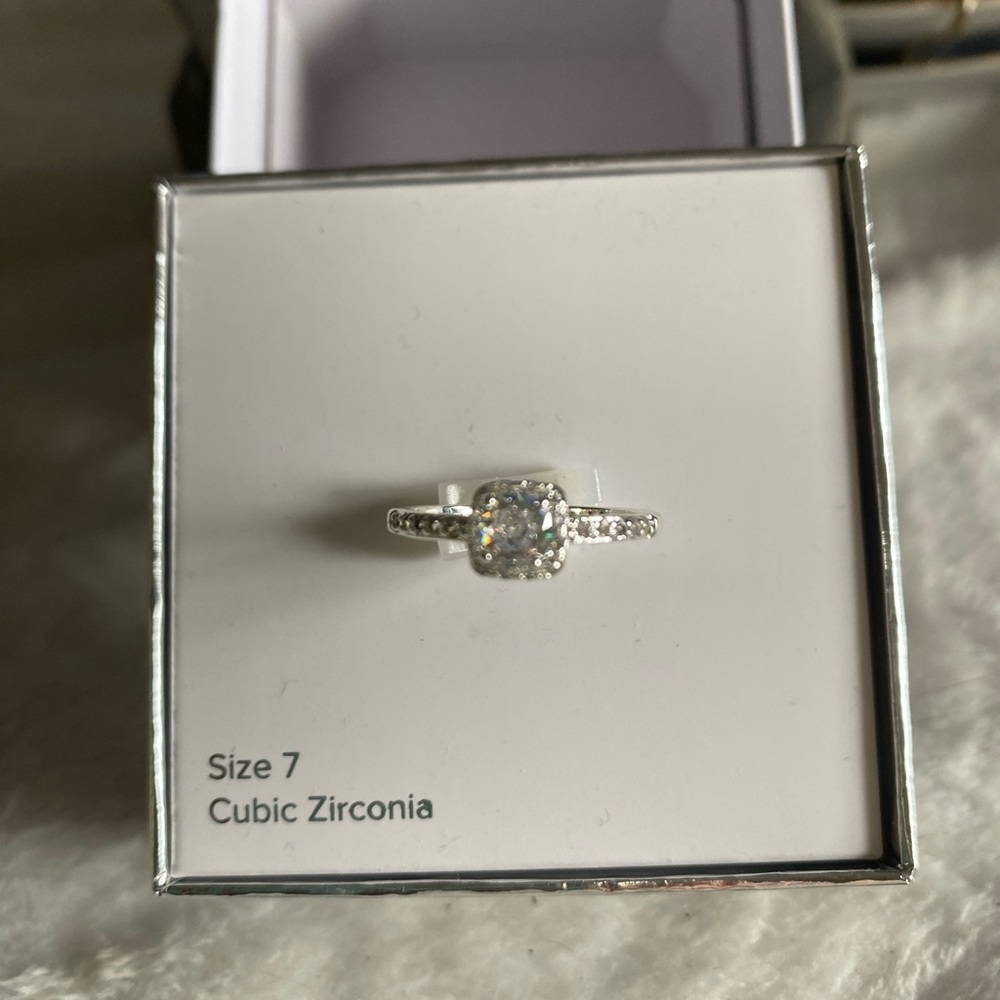 🎈New in Box CZ Size 7 Silver Ring